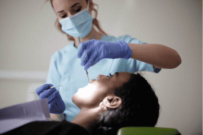 歯の手術を受ける女性